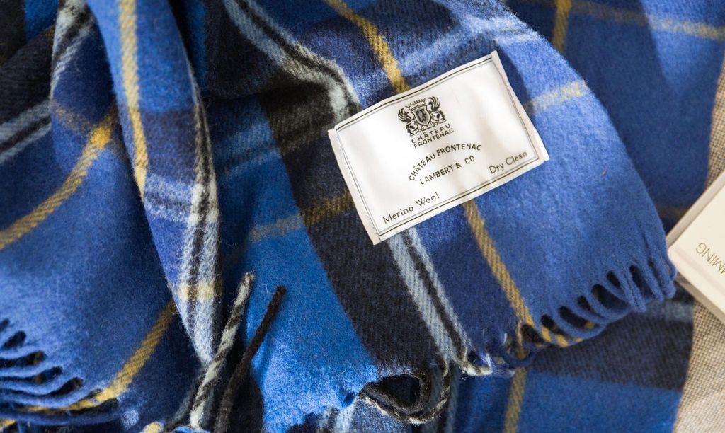 Couverture unique exclusive 125e anniversaire avec motif Tartan exclusif du château Frontenac