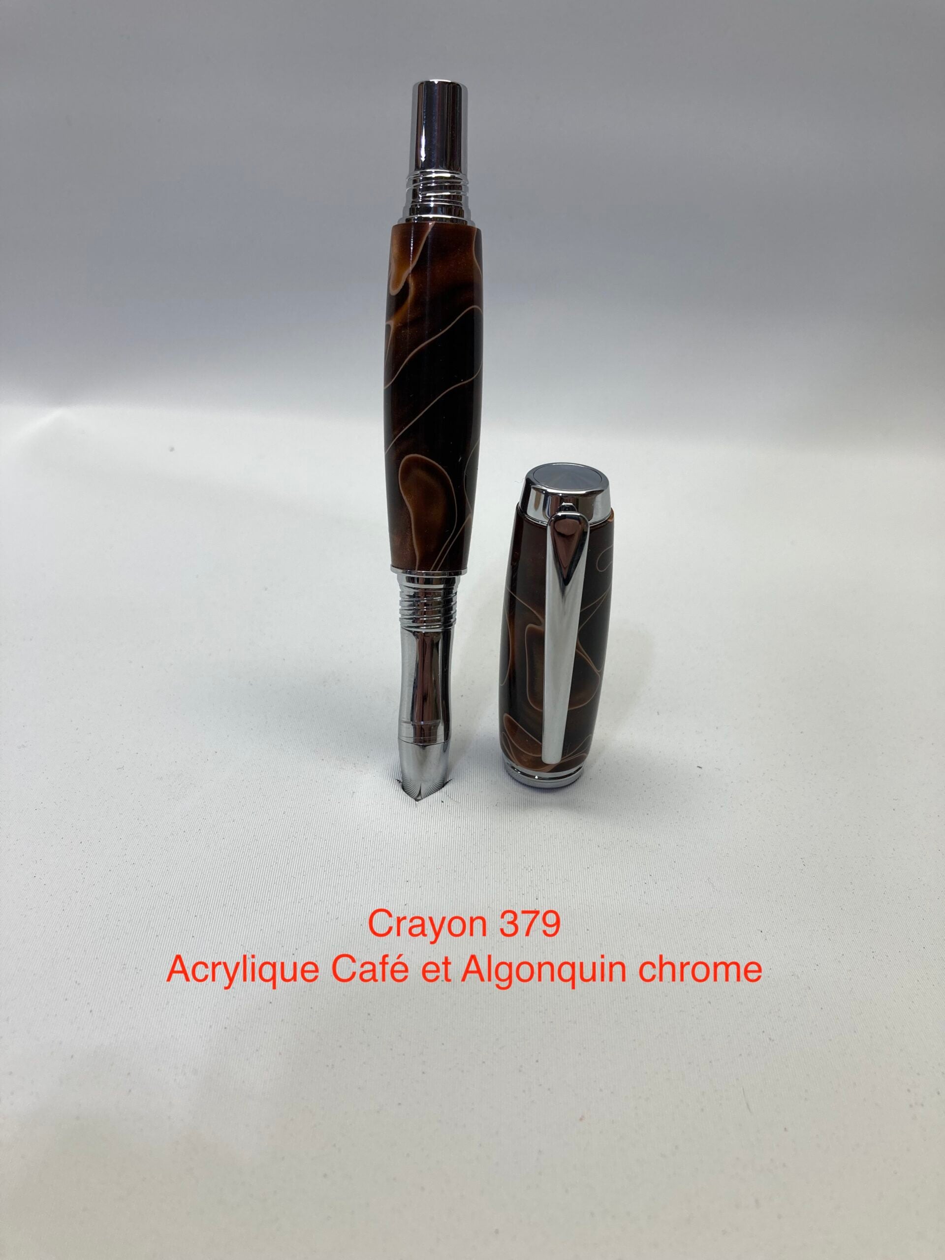 Algonquin, Acrylique café et chrome