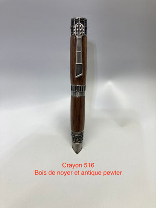 #516 - Musique, bois de noyer et antique étain