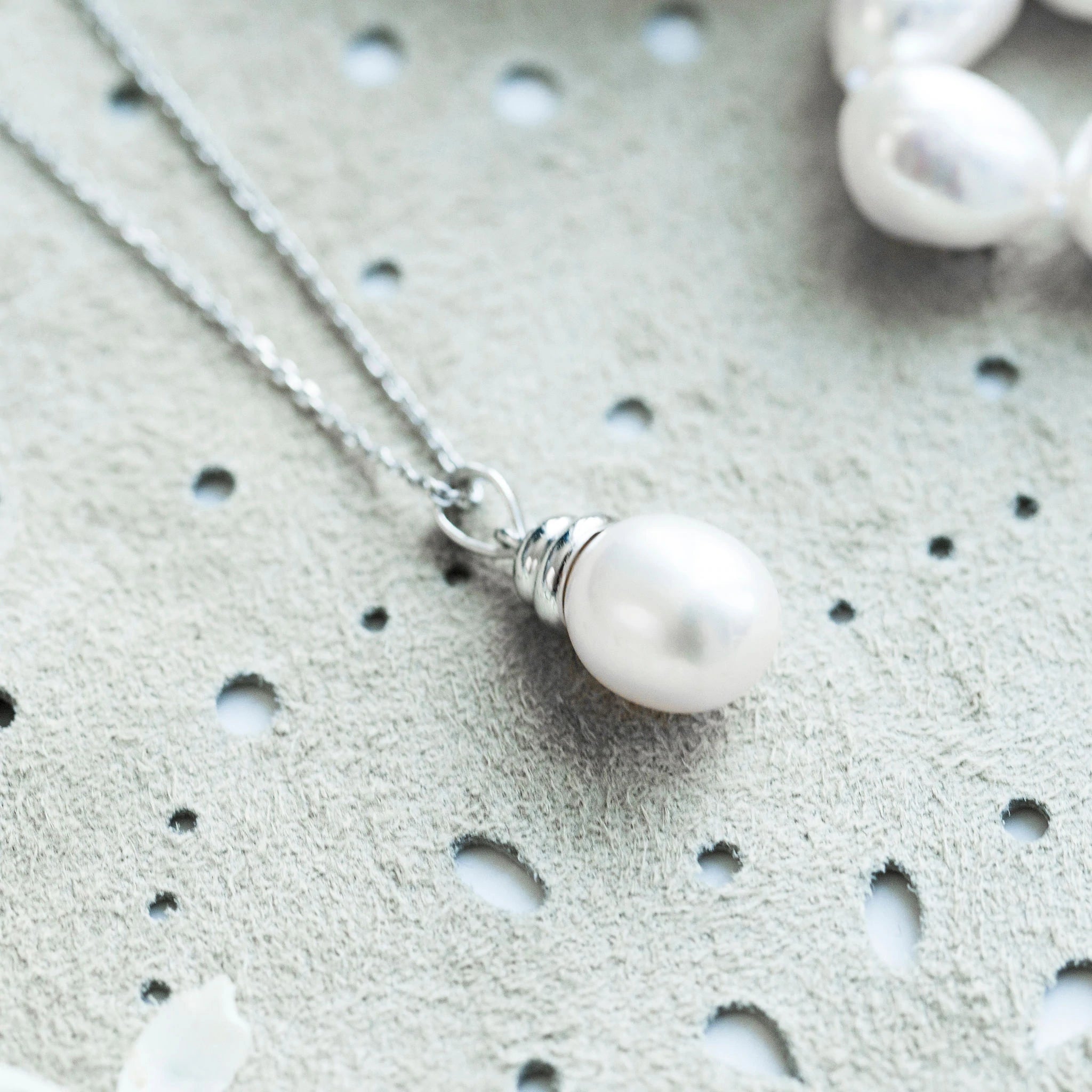 Pearl 2025 dangle necklace